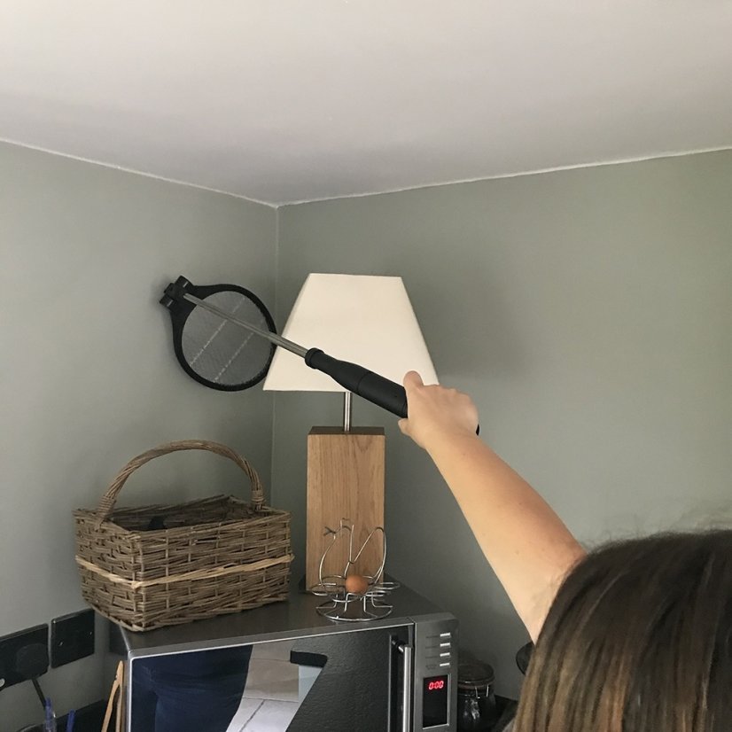 Teleskopická elektrická plácačka na hmyz STV883